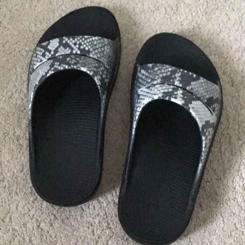 Oofos recovery slides New